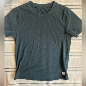 Vuori pose fitted tee